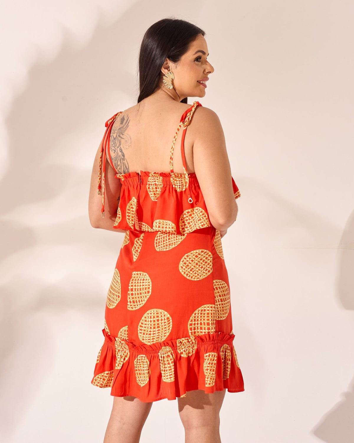 Vestido curto c/babados est. bolas cestaria