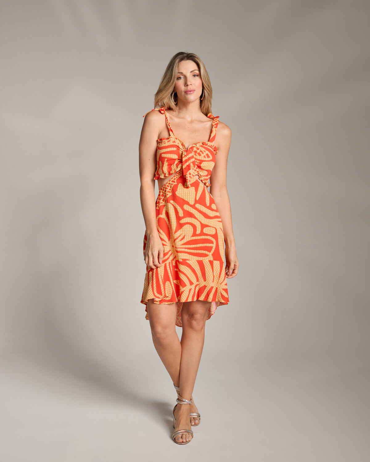 Vestido curto babadinho decote amarração